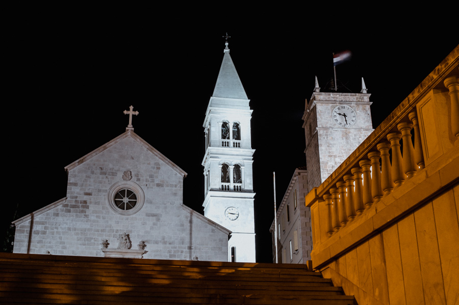 kościół w Supetar nocą