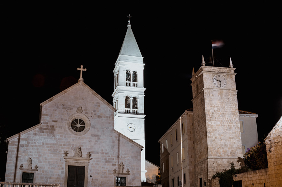 Crkva sv. Petra w nocy, Supetar