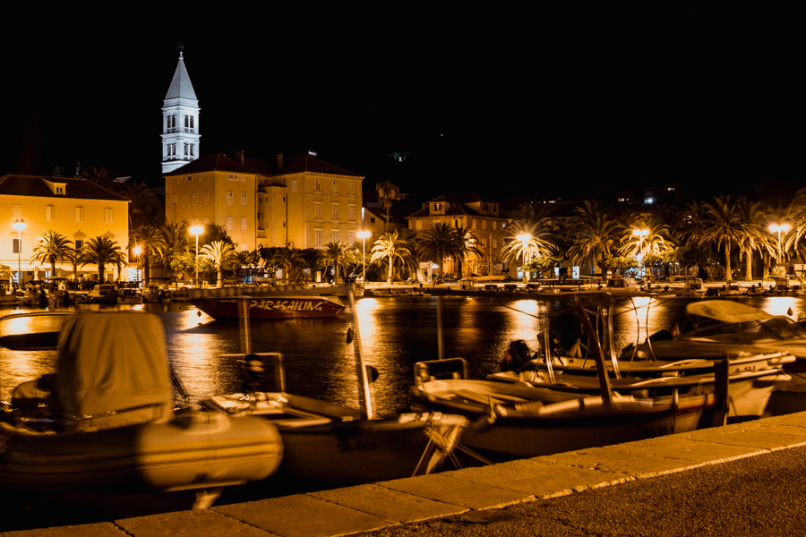 port i zatoka Supetar w nocy