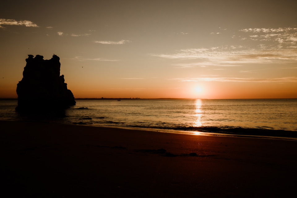 Lagos- wschód słońca na Praia do Pinhão